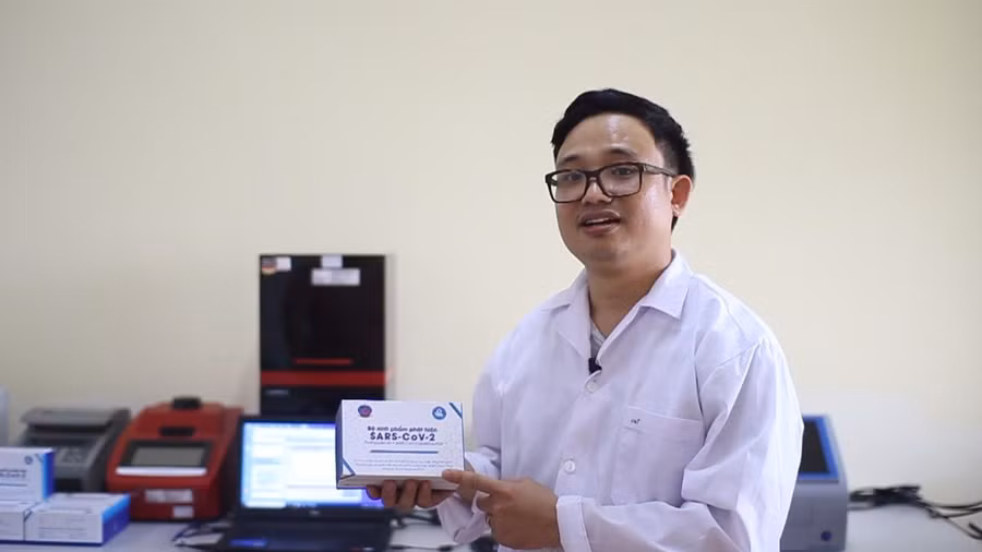 TS. Nguyễn Phú Hùng - Trưởng khoa Khoa Công nghệ Sinh học, Trường Đại học Khoa học, chủ nhiệm đề tài nghiên cứu khoa học “Nghiên cứu và phát triển bộ sinh phẩm phát hiện Sars-CoV-2 Virus bằng kỹ thuật Realtime PCR”.