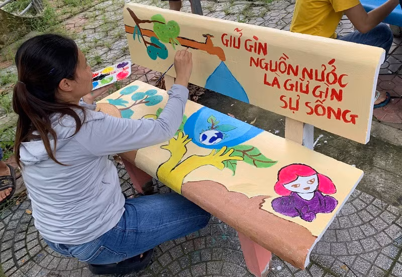 Ghế đá “nở hoa” bởi sự sáng tạo, tinh thần nhiệt tình, trách nhiệm của thầy, cô giáo Trường Tiểu học Hải Anh (Nam Định). Ảnh: TG