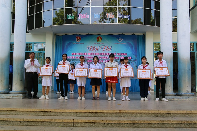 Trao giải cho các đội Trao giải cho các đội