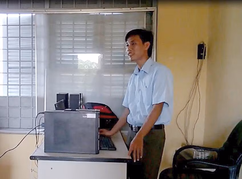 Thầy Lê Thanh Điền luôn nỗ lực truyền lửa CNTT cho học trò vùng sâu.