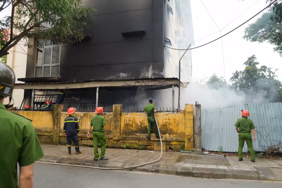 Hơn 30 phút sau ngọn lửa đã được khống chế.