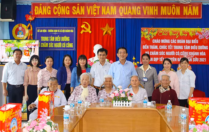 Công ty Yến sào Khánh Hòa tặng quà Tết tại Trung tâm Điều dưỡng và Chăm sóc người có công.