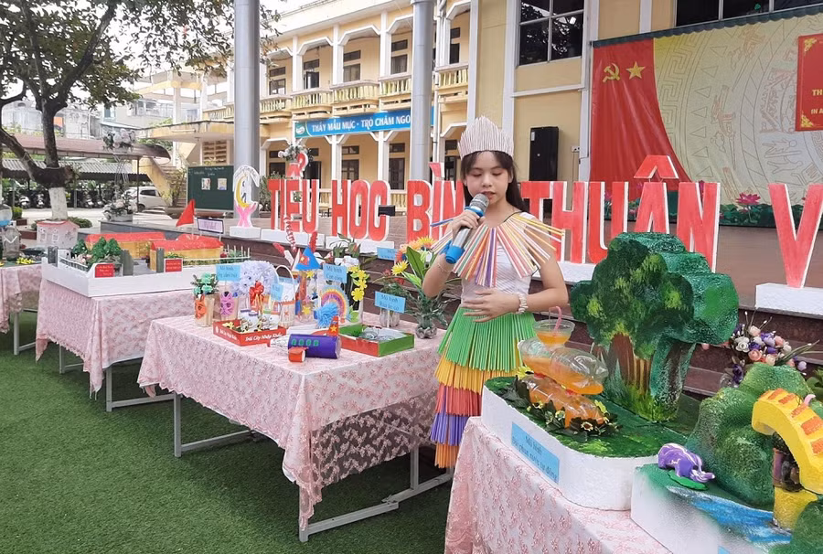 Học sinh trường Tiểu học Bình Thuận giới thiệu các sản phẩm STEM.