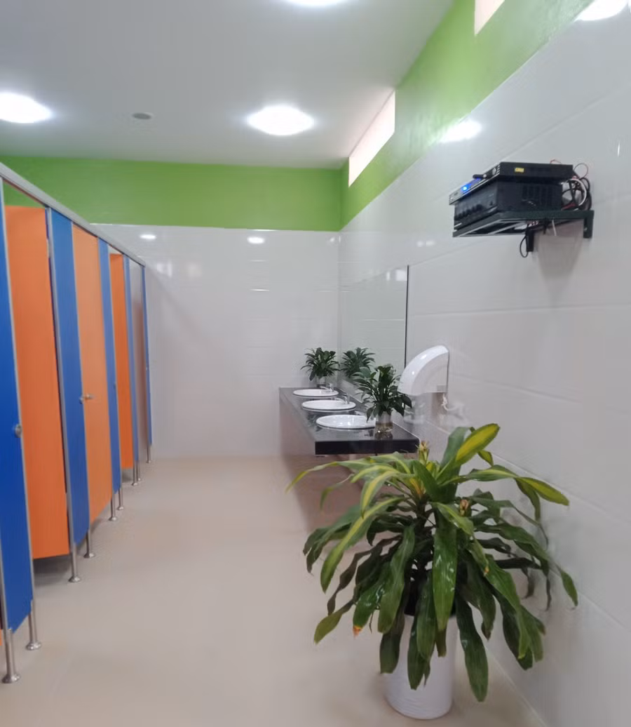 Phòng vệ sinh được xây dựng hiện đại, ngăn cách bởi nhựa compact các sắc màu.