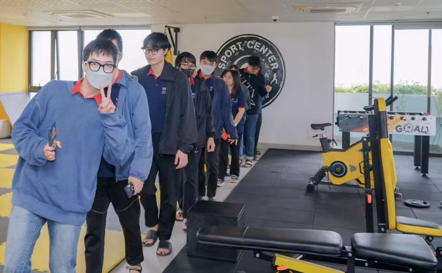 Sinh viên ngành Khoa học và Kỹ thuật máy tính tham quan thực tế tại trụ sở của Enouvo.