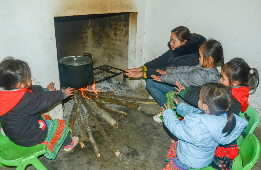 Cô trò bên bếp lửa. Cô trò bên bếp lửa.