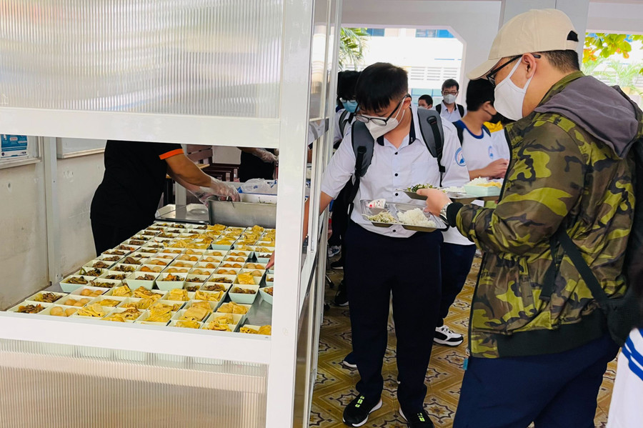 Bữa ăn bán trú của học sinh Trường THPT Nguyễn Thị Diệu. Bữa ăn bán trú của học sinh Trường THPT Nguyễn Thị Diệu.