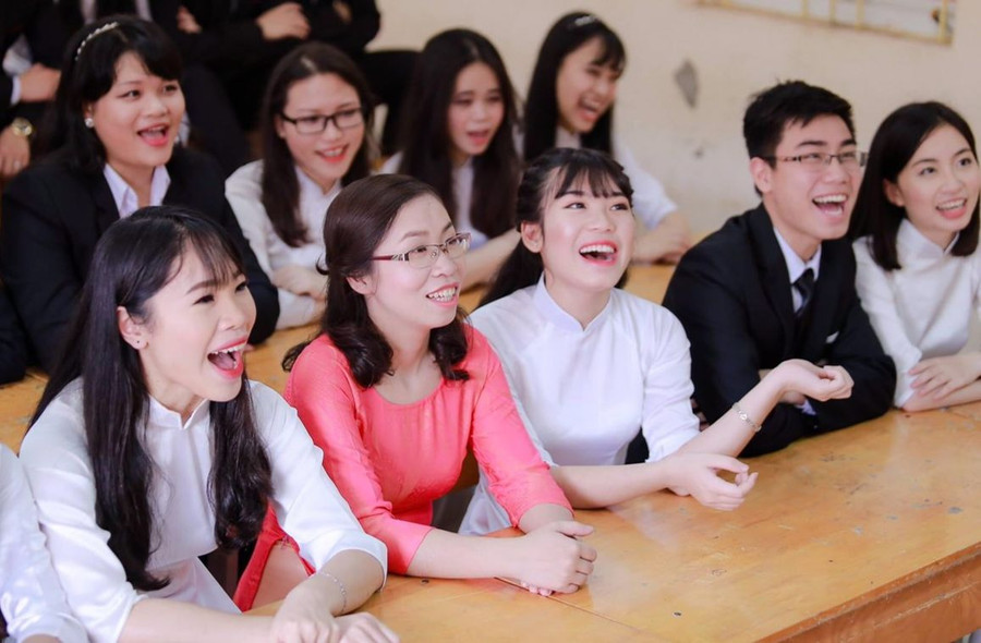Cô - trò Trường THPT Sơn Tây (Hà Nội). Ảnh: NTCC Cô - trò Trường THPT Sơn Tây (Hà Nội). Ảnh: NTCC