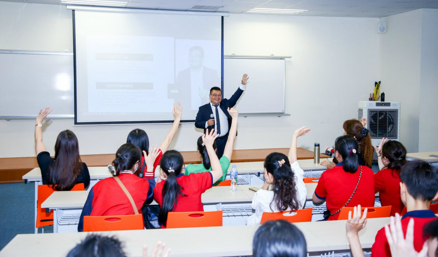 TS Vũ Việt Anh – Tổng Giám đốc Học viện Thành Công chia sẻ. Ảnh: NVCC