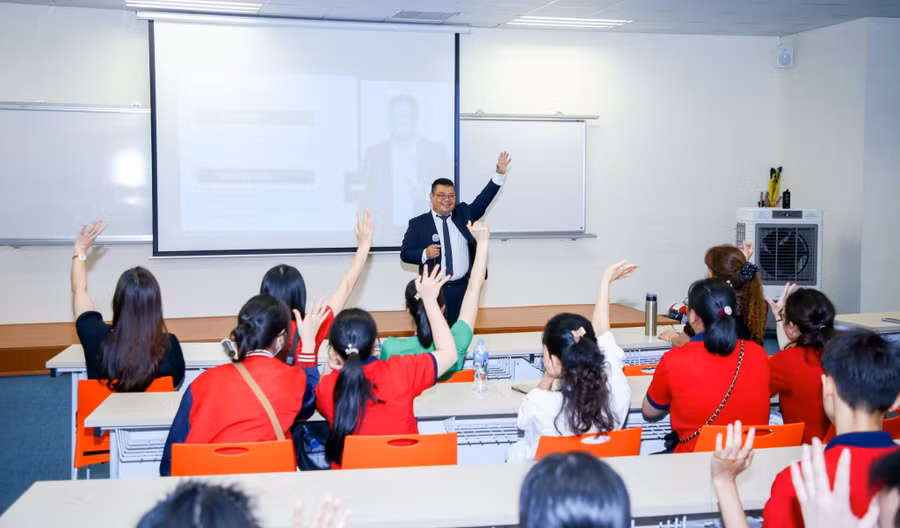 TS Vũ Việt Anh – Tổng Giám đốc Học viện Thành Công chia sẻ. Ảnh: NVCC