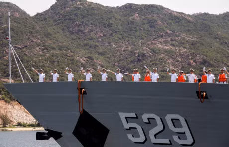 Hai chien ham Hai quan Trung Quoc vao Cang quoc te Cam Ranh - Anh 4