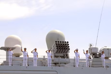 Hai chien ham Hai quan Trung Quoc vao Cang quoc te Cam Ranh - Anh 8