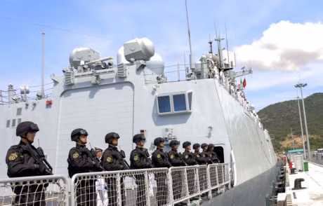 Hai chien ham Hai quan Trung Quoc vao Cang quoc te Cam Ranh - Anh 3