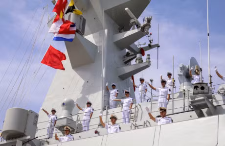 Hai chien ham Hai quan Trung Quoc vao Cang quoc te Cam Ranh - Anh 2