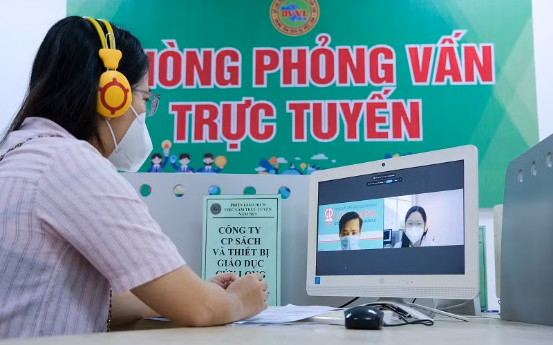 Khó khăn do dịch bệnh, nhiều cán bộ, giáo viên trường tư thục lựa chọn đổi nghề để duy trì cuộc sống. Trong ảnh một giáo viên trường mầm non tư thục ở Cần Thơ phỏng vấn trực tuyến xin việc mới.