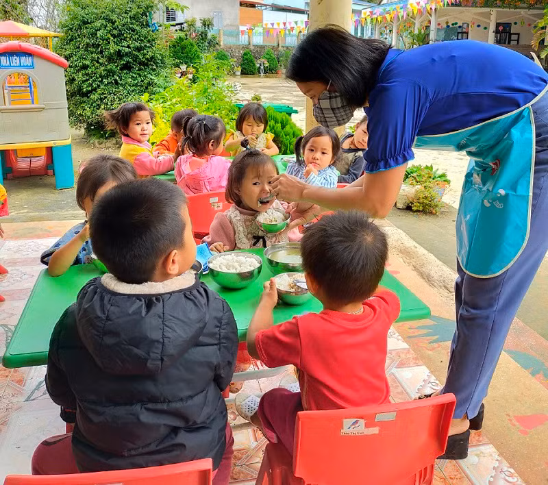 Cho đến tận bây giờ, khi đã giữ vai trò là một nhà quản lý, song đôi lúc cô Phương vẫn “xin” giáo viên “đổi vai” để tận tay chăm sóc cho bọn trẻ.