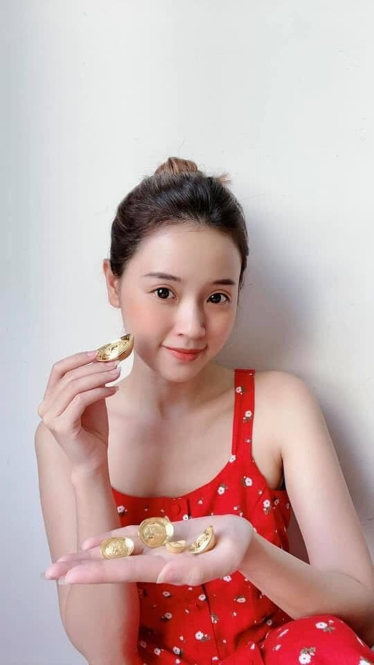 MiDu cũng không chịu &quot;ngồi yên&quot; vào ngày này. Cô nàng chia sẻ: &quot;Ngày vía Thần Tài lấy mấy thỏi vàng xinh xinh ra đếm lấy hên&quot;.