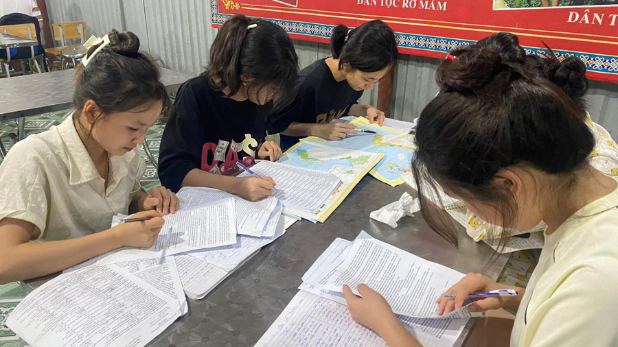 Một buổi tối tự học có hướng dẫn của thầy cô tại Trường THPT số 1 Bắc Hà (Bắc Hà, Lào Cai). Ảnh: NTCC Một buổi tối tự học có hướng dẫn của thầy cô tại Trường THPT số 1 Bắc Hà (Bắc Hà, Lào Cai). Ảnh: NTCC