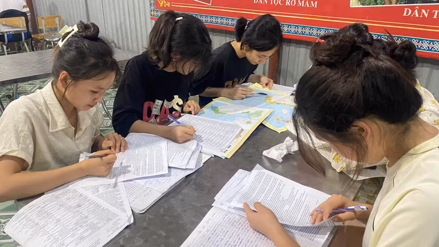 Một buổi tối tự học có hướng dẫn của thầy cô tại Trường THPT số 1 Bắc Hà (Bắc Hà, Lào Cai). Ảnh: NTCC