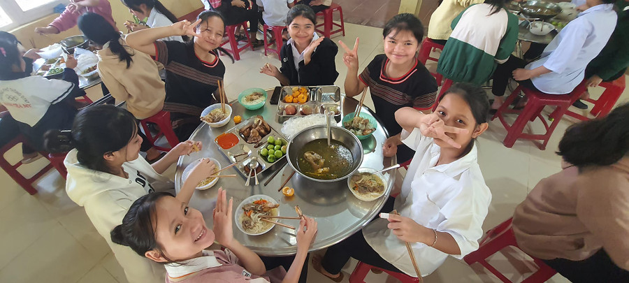 Bữa ăn của học sinh Trường Phổ thông Dân tộc nội trú Nam Trà My (Quảng Nam). Ảnh: NTCC Bữa ăn của học sinh Trường Phổ thông Dân tộc nội trú Nam Trà My (Quảng Nam). Ảnh: NTCC