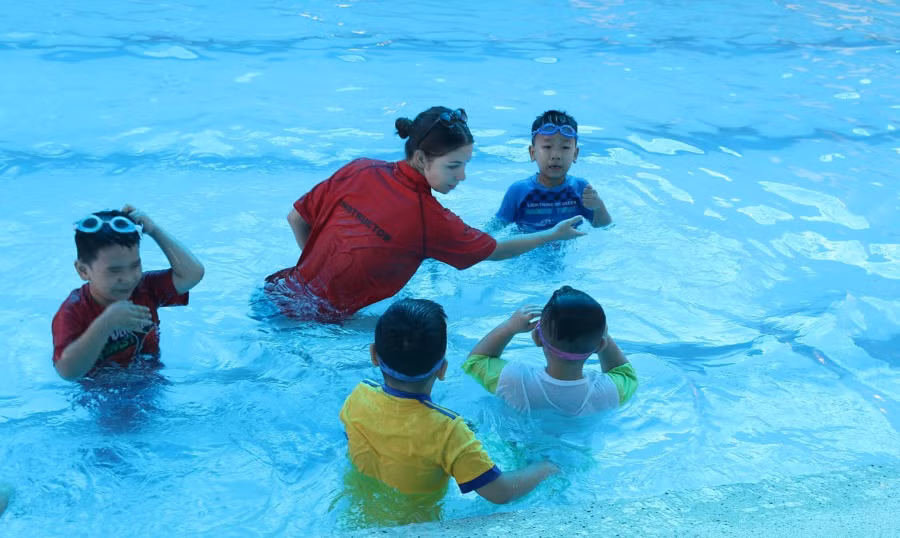 Học sinh TP Mỹ Tho (Tiền Giang) tham gia phổ cập bơi dưới sự hướng dẫn của các huấn luyện viên. Ảnh: Quốc Ngữ
