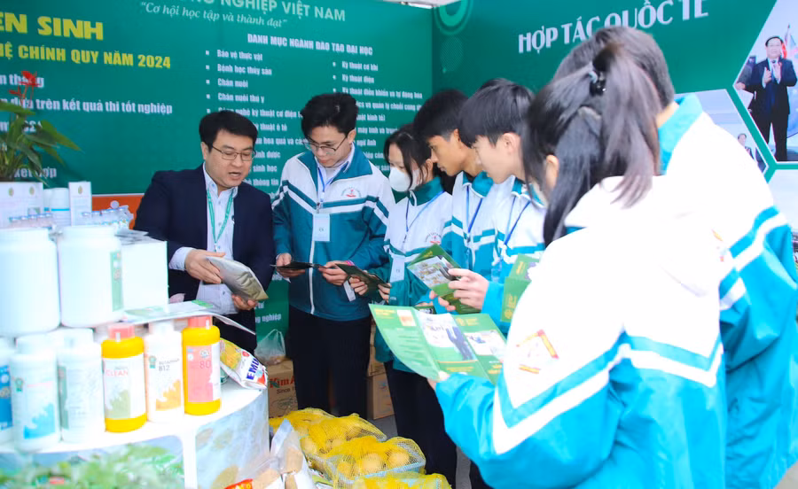 Hoạt động tư vấn tuyển sinh của Học viện Nông nghiệp Việt Nam. Ảnh: TG