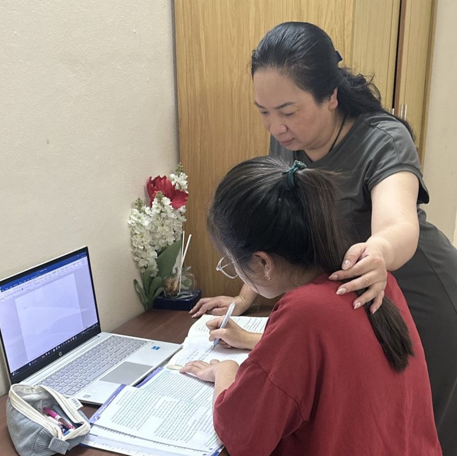 Chị Phạm Hương Giang (quận Cầu Giấy, Hà Nội), động viên con học trong những ngày cuối tham dự kỳ thi tuyển sinh vào lớp 10 công lập năm 2024. Ảnh: NVCC Chị Phạm Hương Giang (quận Cầu Giấy, Hà Nội), động viên con học trong những ngày cuối tham dự kỳ thi tuyển sinh vào lớp 10 công lập năm 2024. Ảnh: NVCC