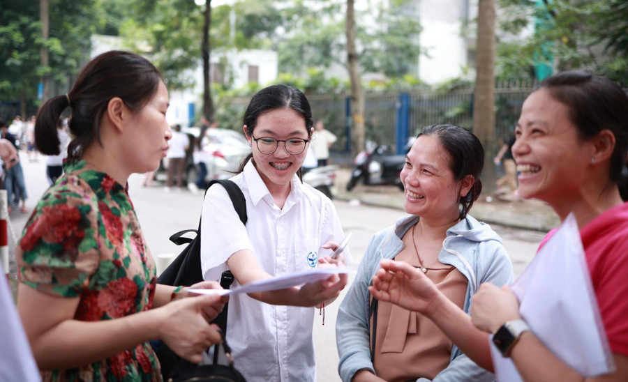 Phụ huynh Hà Nội phấn khởi đón con kết thúc môn thi đầu tiên của kỳ thi tuyển sinh vào 10 năm 2024. Ảnh: NC 