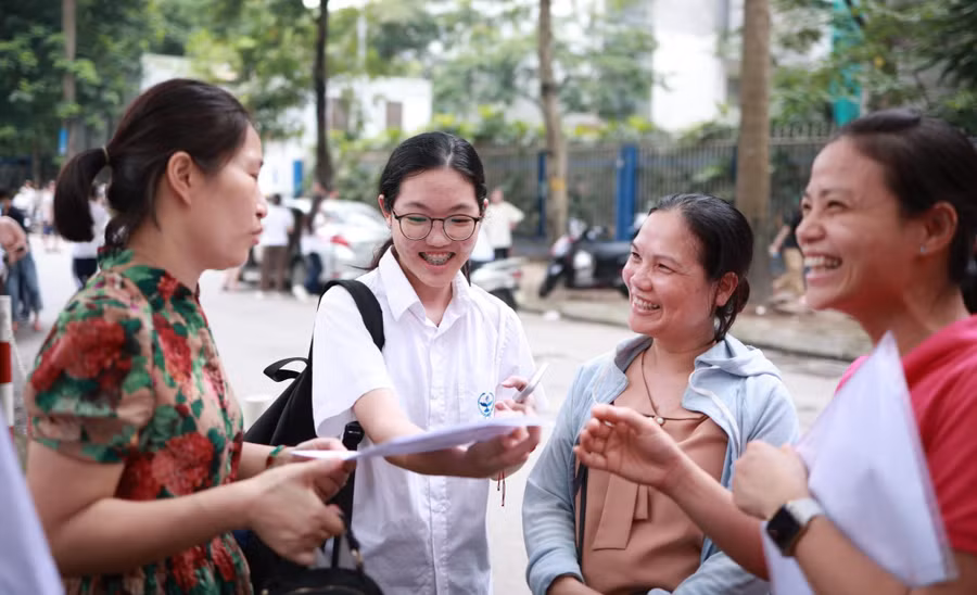 Phụ huynh Hà Nội phấn khởi đón con kết thúc môn thi đầu tiên của kỳ thi tuyển sinh vào 10 năm 2024. Ảnh: NC 