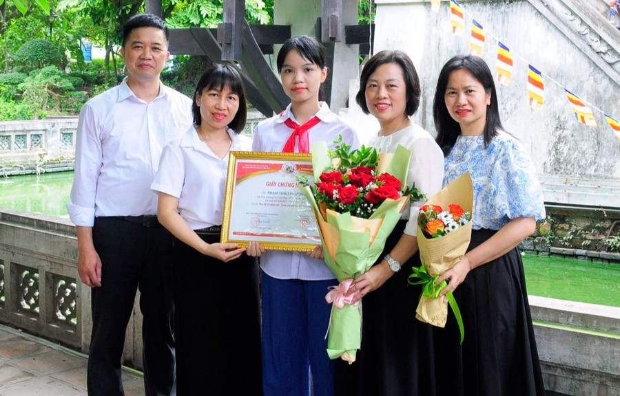 Phạm Thảo Phương bên gia đình và thầy cô. Ảnh: M.C