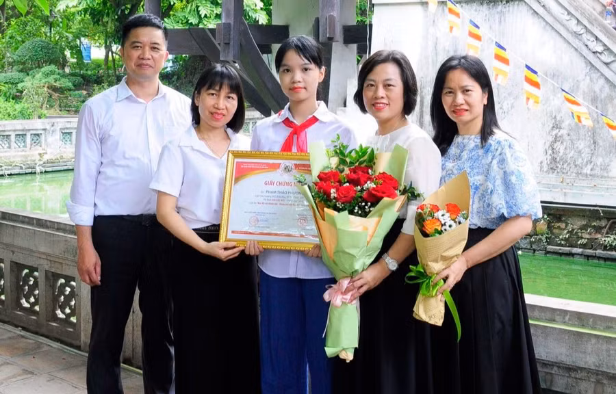 Phạm Thảo Phương bên gia đình và thầy cô. Ảnh: M.C