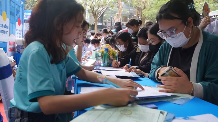 Học sinh lớp 12 tìm hiểu thông tin tuyển sinh tại Trường Đại học Công Thương TPHCM. Ảnh: Mạnh Tùng