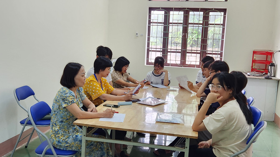 Giáo viên Trường THCS Đặng Chánh Kỷ (huyện Nam Đàn, Nghệ An) tư vấn đổi nguyện vọng vào lớp 10 cho học sinh. Ảnh: NTCC Giáo viên Trường THCS Đặng Chánh Kỷ (huyện Nam Đàn, Nghệ An) tư vấn đổi nguyện vọng vào lớp 10 cho học sinh. Ảnh: NTCC