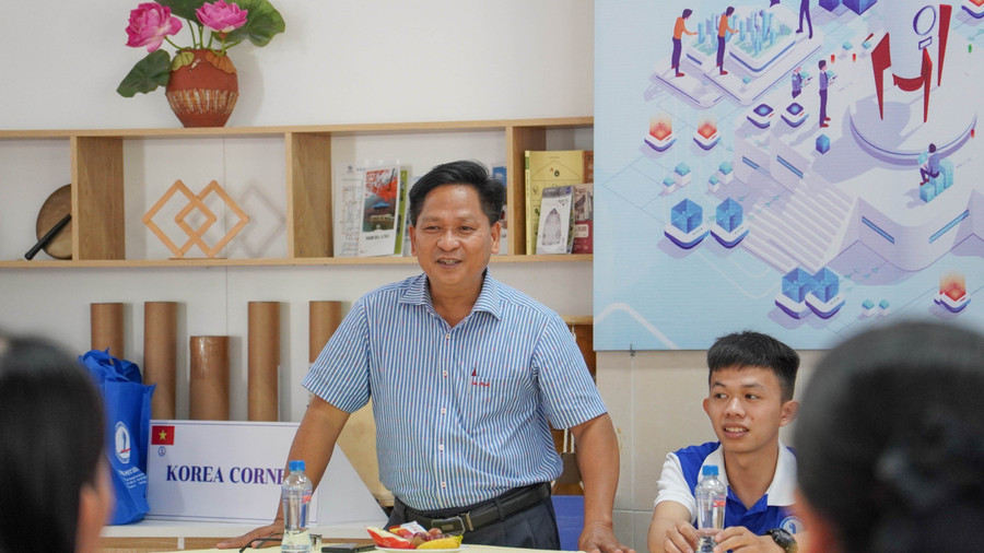 Thạc sĩ Cao Dao Thép, Phó Hiệu trưởng Trường ĐH Đồng Tháp phát biểu tại buổi họp mặt.