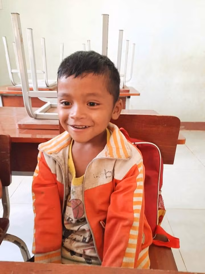 Niềm vui của HS điểm trường Tắk Pổ trong ngày tựu trường ở điểm trường chính