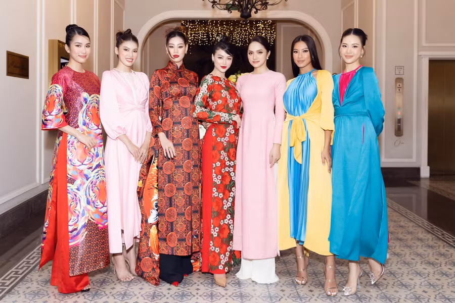 Dàn Hoa hậu khoe sắc trong tà áo dài, dù mỗi người một vẻ nhưng đều toát lên thần thái và nét đẹp của mình.