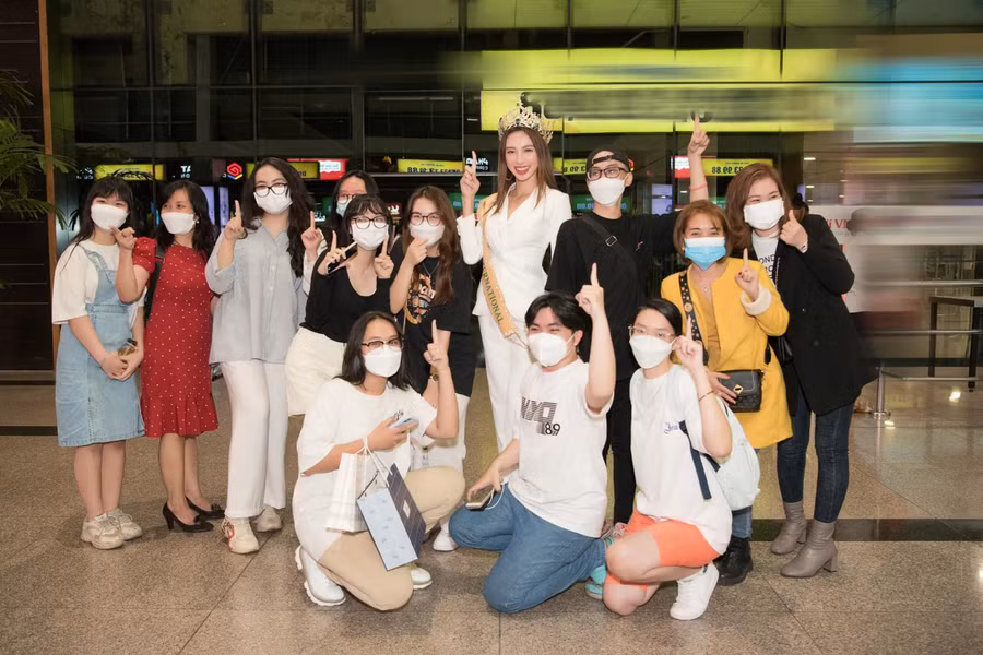 Nguyễn Thúc Thùy Tiên chính thức hạ cánh tại sân bay trong sự chào đón, cổ vũ nhiệt tình của người hâm mộ và người thân sau bao ngày xa cách.