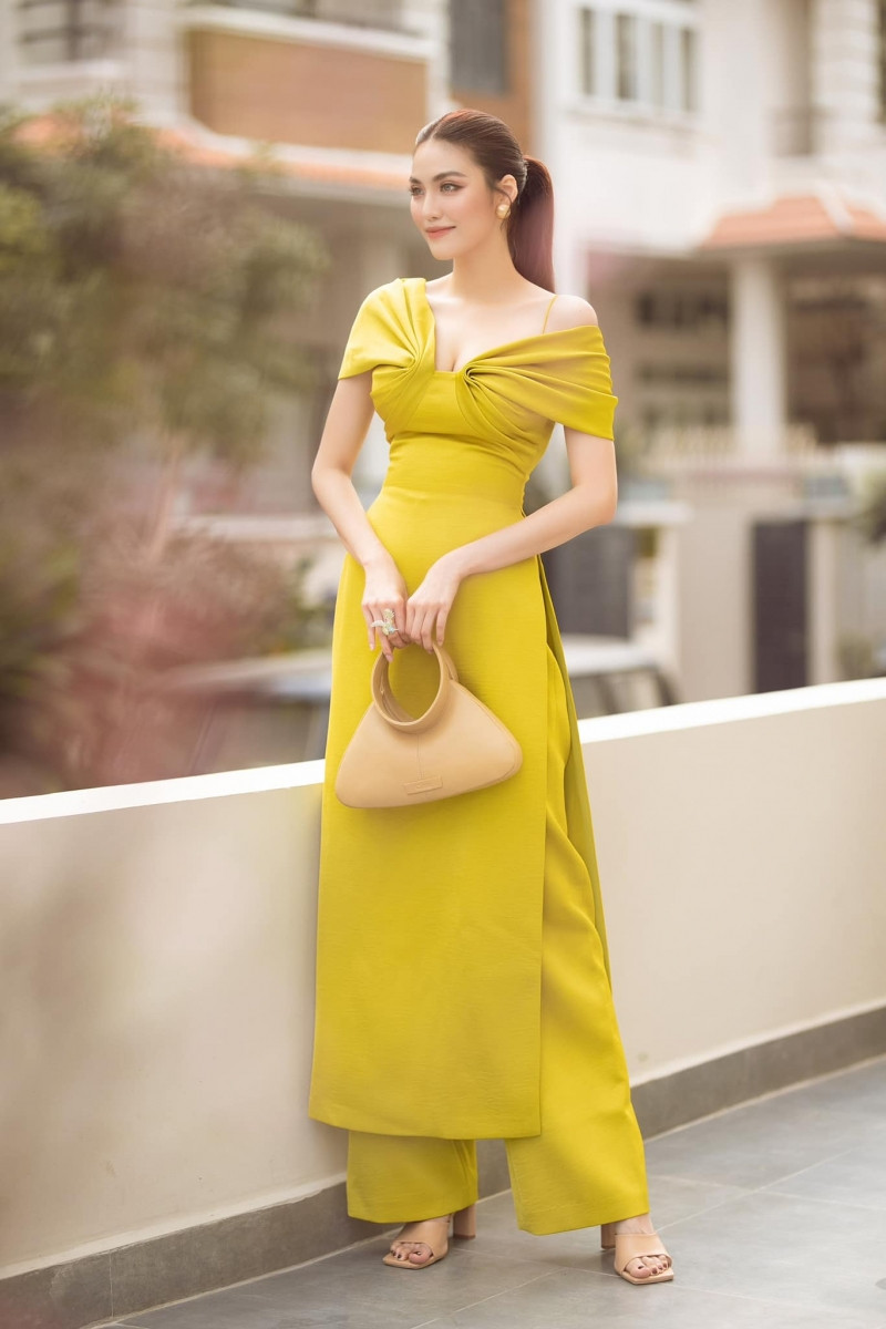 Siêu mẫu Trần Ngọc Lan Khuê rực rỡ trong tà áo dài cách tân vô cùng nổi bật.