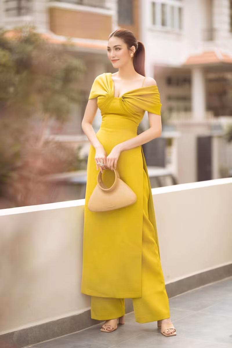 Siêu mẫu Trần Ngọc Lan Khuê rực rỡ trong tà áo dài cách tân vô cùng nổi bật.