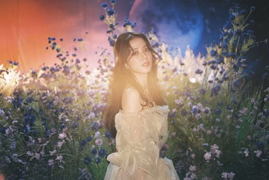 Vẻ đẹp của Jisoo không bao giờ giảm sút, kể cả khi được bao quanh bởi những bông hoa.