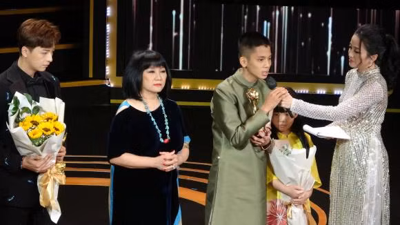 Con nuôi ca sĩ Phi Nhung thay người mẹ quá cố nhận giải thưởng Mai Vàng.