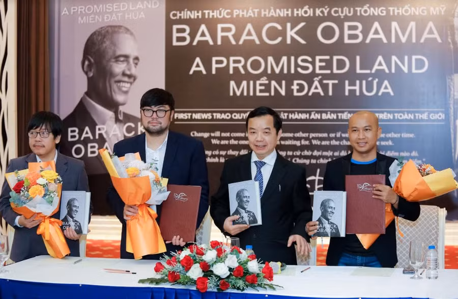 Từ trái qua phải: Dịch giả Nhà báo Đỗ Hùng, ông Trần Sơn - Giám đốc Truyền thông Voiz FM, ông Nguyễn Văn Phước - Nhà sáng ập First New, ông Nguyễn Chí Thọ - Giám đốc cấp cao TIki tại buổi họp báo.