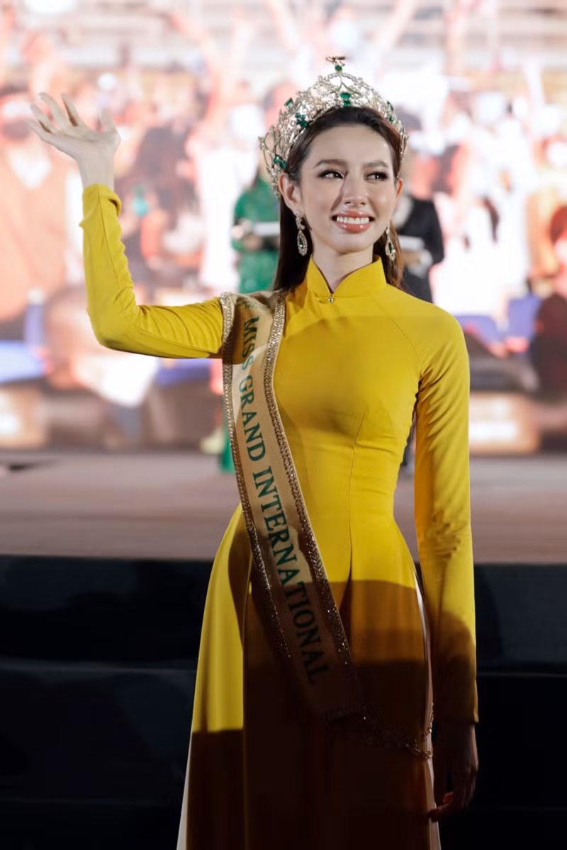 Nguyễn Thúc Thùy Tiên bật khóc trước sự chào đón nồng nhiệt của người hâm mộ ảnh 3