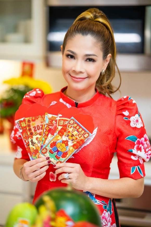 Năm nay, Thanh Thảo phải ở lại California vì nhận lịch diễn đến hết tháng 3 nhưng nữ ca sĩ Thanh Thảo vẫn tranh thủ còn các con và gia đình xúng xính trong tà áo dài.