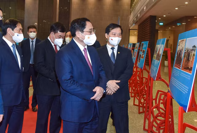 Thủ tướng Phạm Minh Chính tham quan triển lãm ảnh về hai năm Việt Nam đảm nhiệm cương vị Ủy viên không thường trực Hội đồng Bảo an Liên Hợp Quốc - Ảnh: VGP/Nhật Bắc