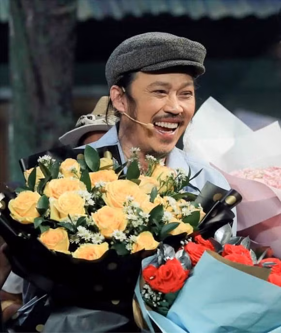 Hoài Linh chính thức tái xuất sân khấu cùng Việt Hương.