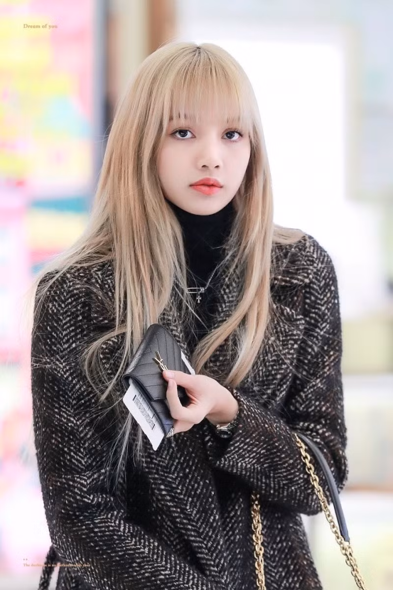 Ngay cả khi xuất hiện ở sân bay, Lisa vẫn có thể gây ấntượng với vẻ ngoài dịu ngọt.