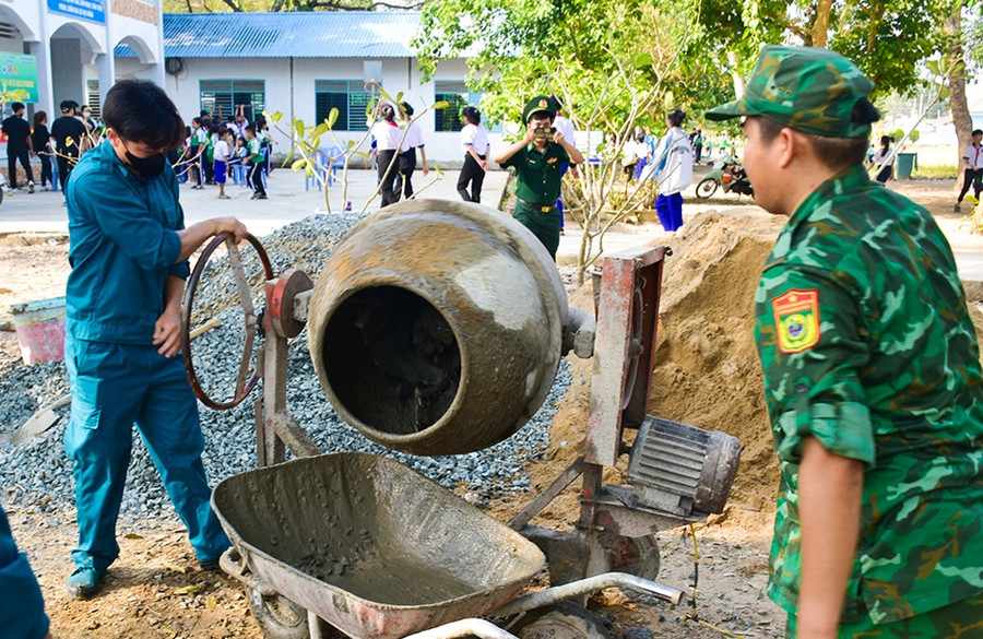 Thực hiện công trình "Con đường trường em". Thực hiện công trình "Con đường trường em".