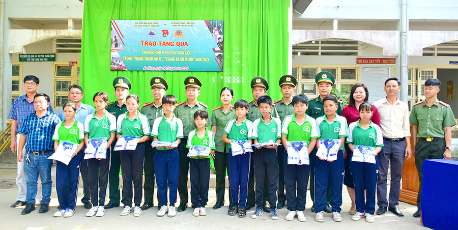 Công an An Giang thực hiện Chương trình "Tháng Ba biên giới - Biên cương Tổ quốc tôi" năm 2024.