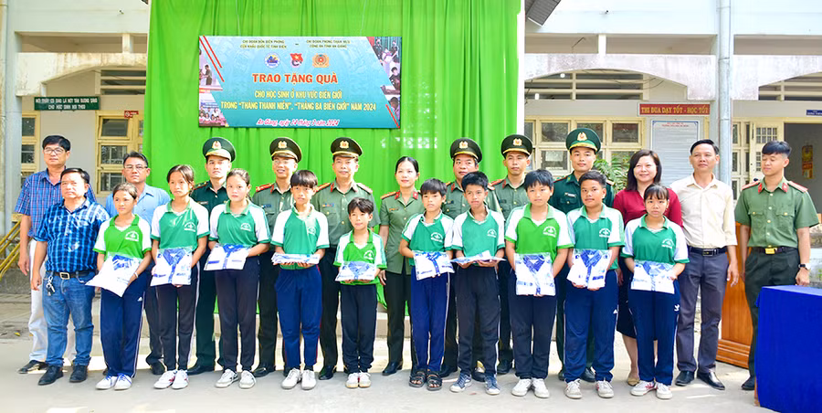 Công an An Giang thực hiện Chương trình "Tháng Ba biên giới - Biên cương Tổ quốc tôi" năm 2024.